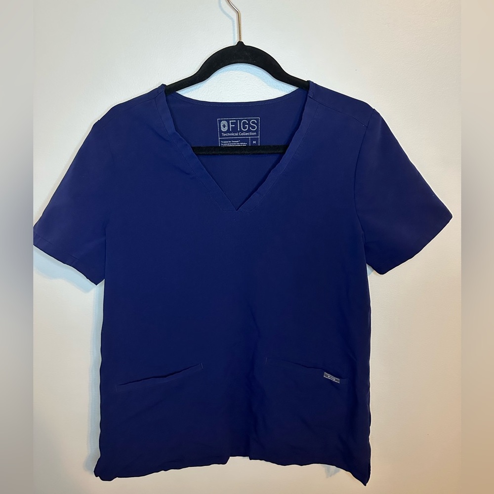 Woman Figs Scrub Top in Navy. Size Medium. Used Good Condition.